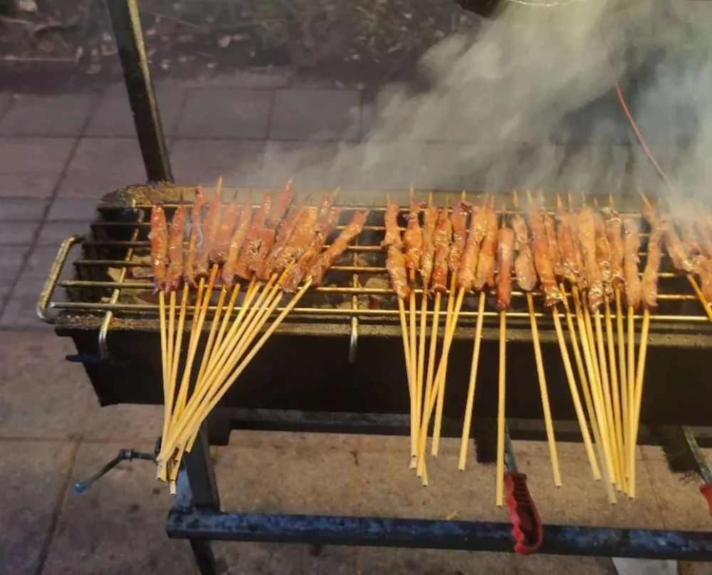 摆摊卖2元一串的烧烤，轻松日入上万？(图1)