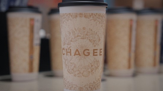 因设计喜庆，霸王茶姬中秋新品“金乌扶摇”热销，网友：接好运(图1)