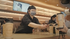 因设计喜庆，霸王茶姬中秋新品“金乌扶摇”热销，网友：接好运