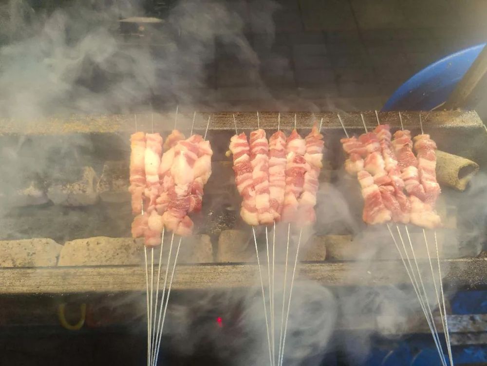 摆摊卖2元一串的烧烤,轻松日入上万?(图6) 摆摊卖2元一串的烧烤,轻松日入上万?(图6)