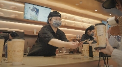 因设计喜庆,霸王茶姬中秋新品“金乌扶摇”热销,网友:接好运(图2) 因设计喜庆,霸王茶姬中秋新品“金乌扶摇”热销,网友:接好运(图2)