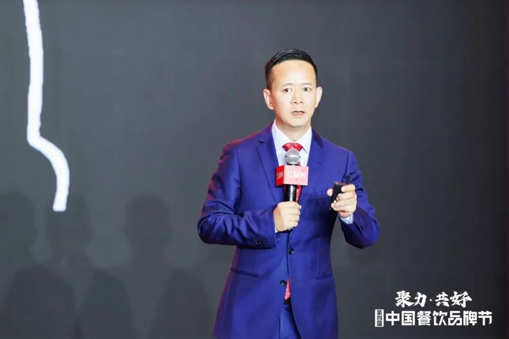 百位餐饮掌门人齐聚,“领航人战略闭门会”拉开品牌节序幕(图2) 百位餐饮掌门人齐聚,“领航人战略闭门会”拉开品牌节序幕(图2)