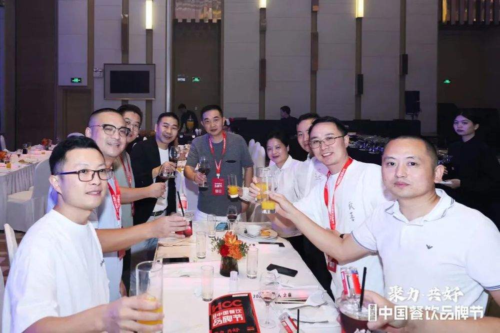 百位餐饮掌门人齐聚,“领航人战略闭门会”拉开品牌节序幕(图12) 百位餐饮掌门人齐聚,“领航人战略闭门会”拉开品牌节序幕(图12)