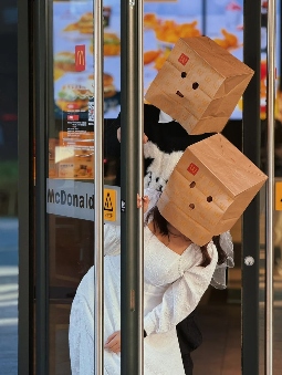 喝奶茶、吃汉堡，现在的年轻人流行在婚礼上“整活”(图8)