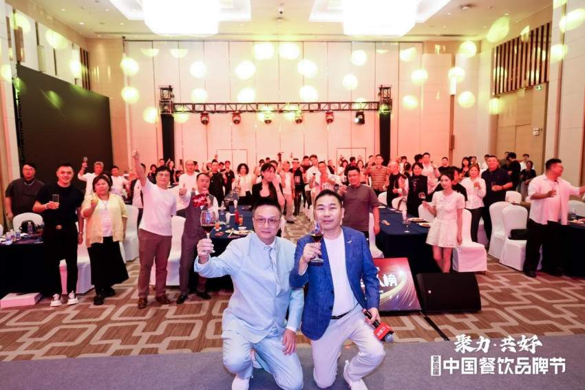 “红人之夜”圆满落幕,多项餐饮红人年度大奖出炉(图1) “红人之夜”圆满落幕,多项餐饮红人年度大奖出炉(图1)