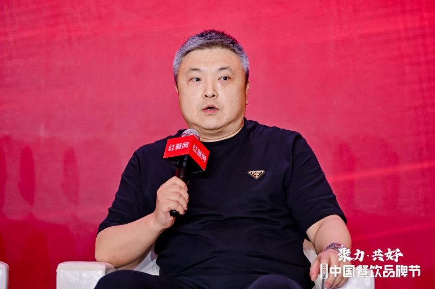 多嘴超级肉蟹煲品牌创始人肖岩松：餐饮老板不能全凭自己喜好，决定品牌的产品和设计(图1)