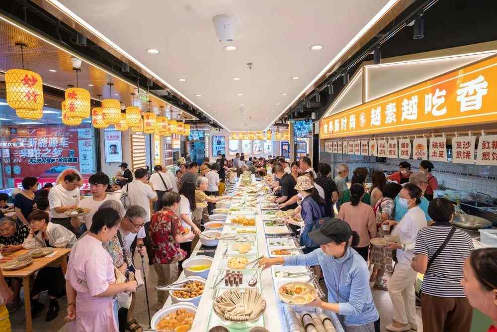 日均翻台超6次、接待客流近千人，素食自助有何魔力？(图1)