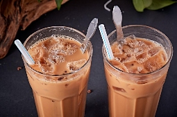 喝奶茶、吃汉堡，现在的年轻人流行在婚礼上“整活”(图3)