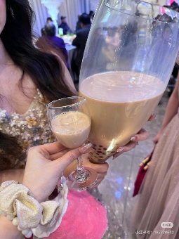 喝奶茶、吃汉堡，现在的年轻人流行在婚礼上“整活”(图1)