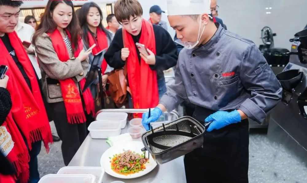 4万亿中餐市场加速发展，智能炒菜机器人正替代人工(图2)