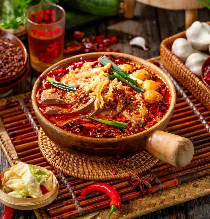 “脆皮青年”新饭搭，爆火砂锅菜又出新招(图1)